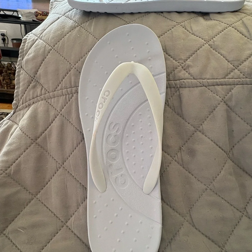 CROCS Women's Light Lilac Flip Flops, worn once.  In great condition, - Picture 2 of 2